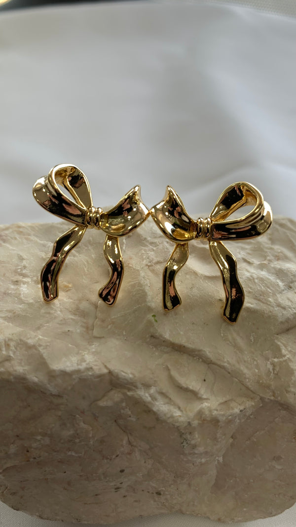 Curve Small Gold Bow Earrings