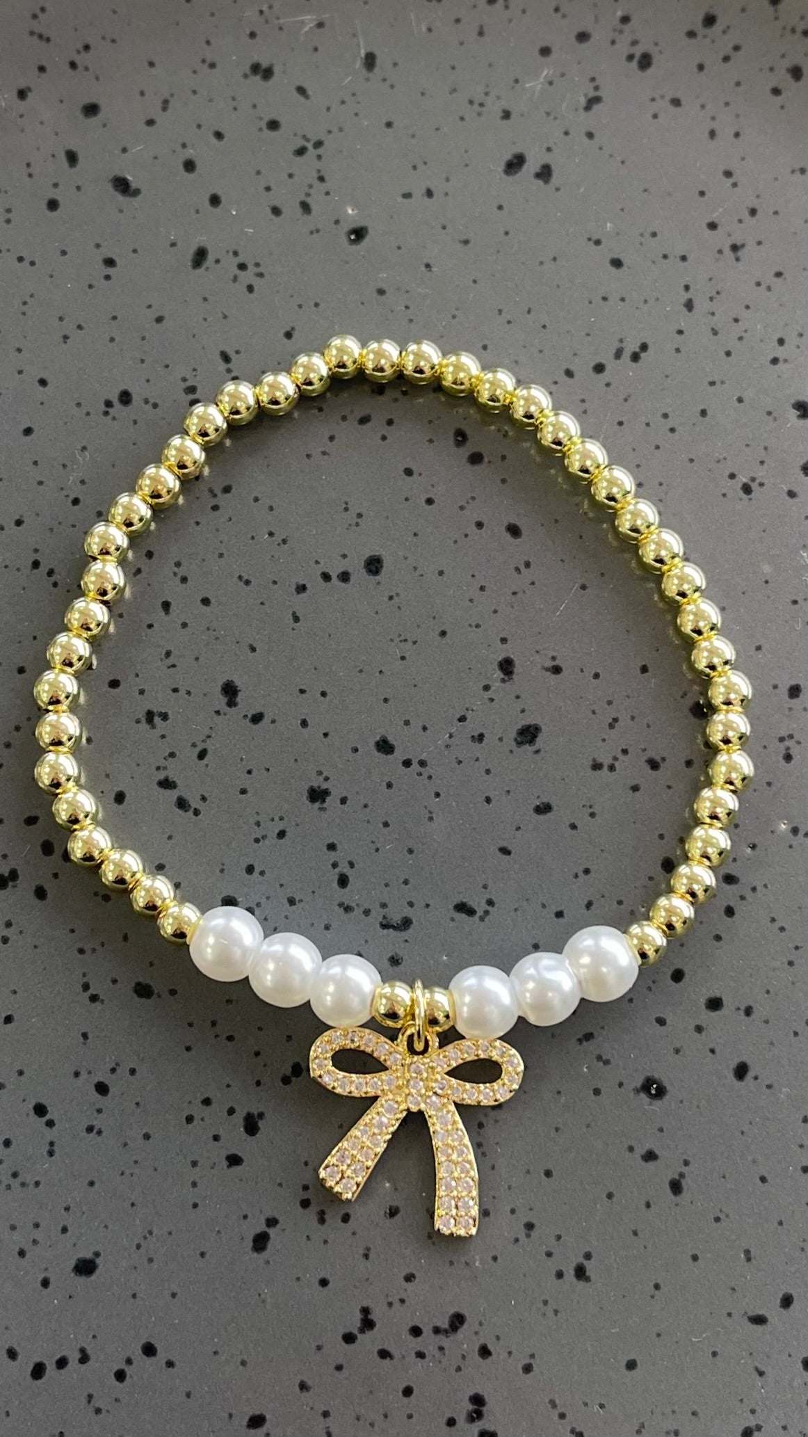 Mid Quartz Bow With Pearls Gold Bracelet