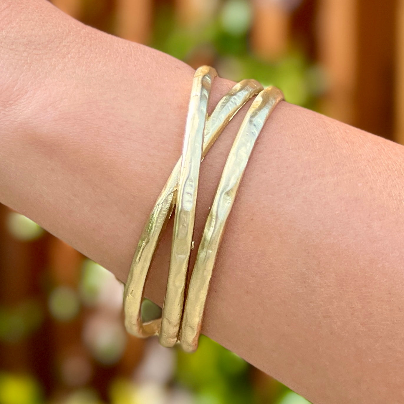 Cuff With Crossed Lines Gold