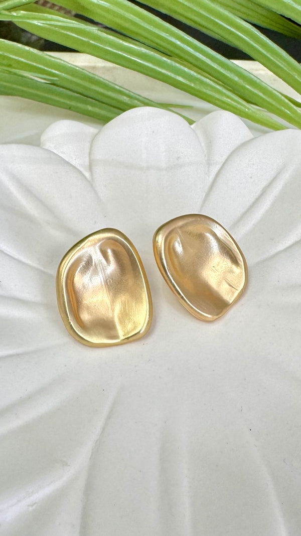 Curve Stud Gold Earrings