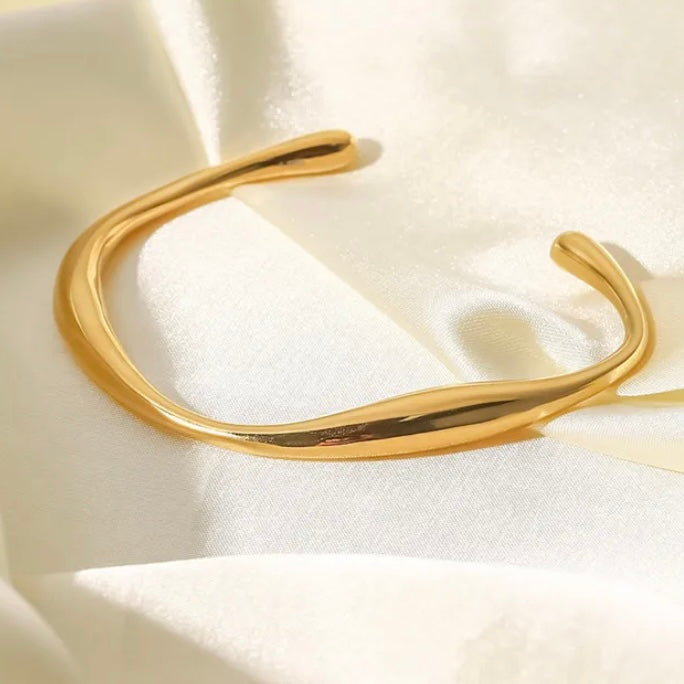 Curves Gold Bracelet