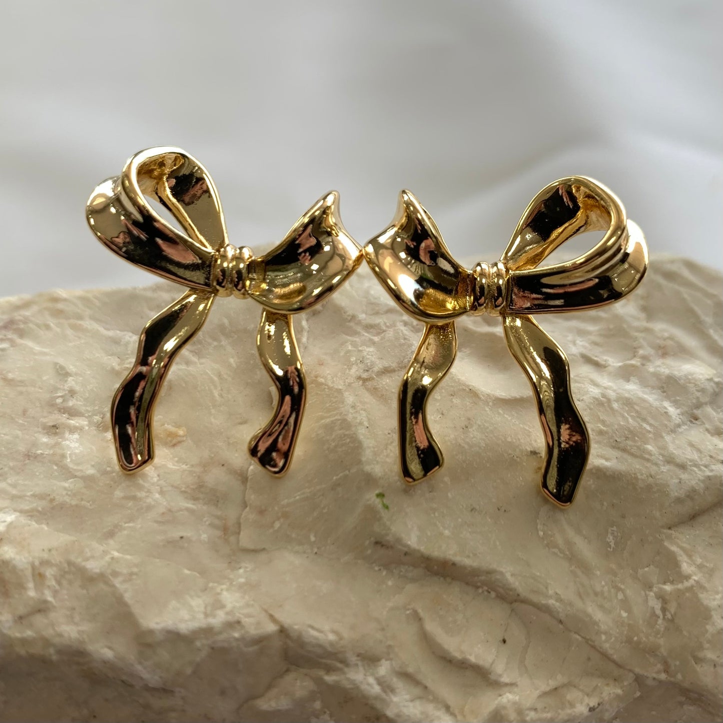 Curve Small Gold Bow Earrings