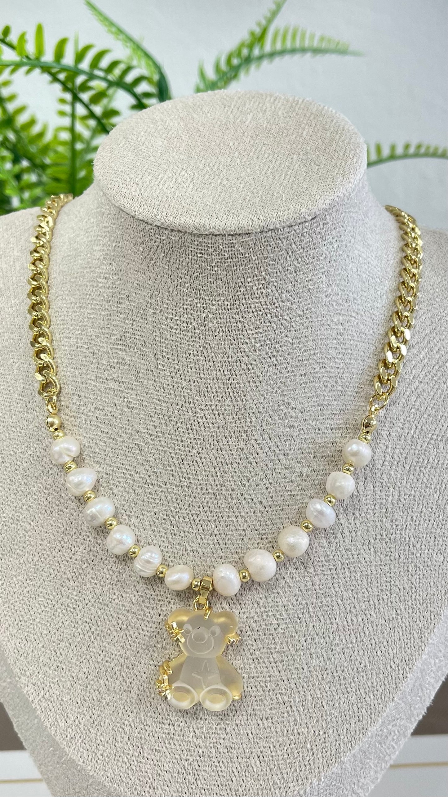 Clear Teddy Pearls And Gold Necklace