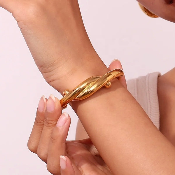 Twist Bold Line Gold Bracelet