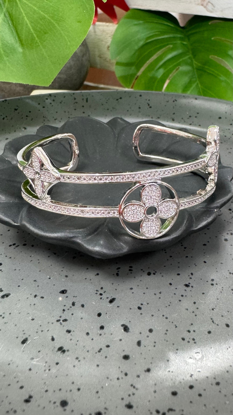 Double Quartz Clover Silver Bangle