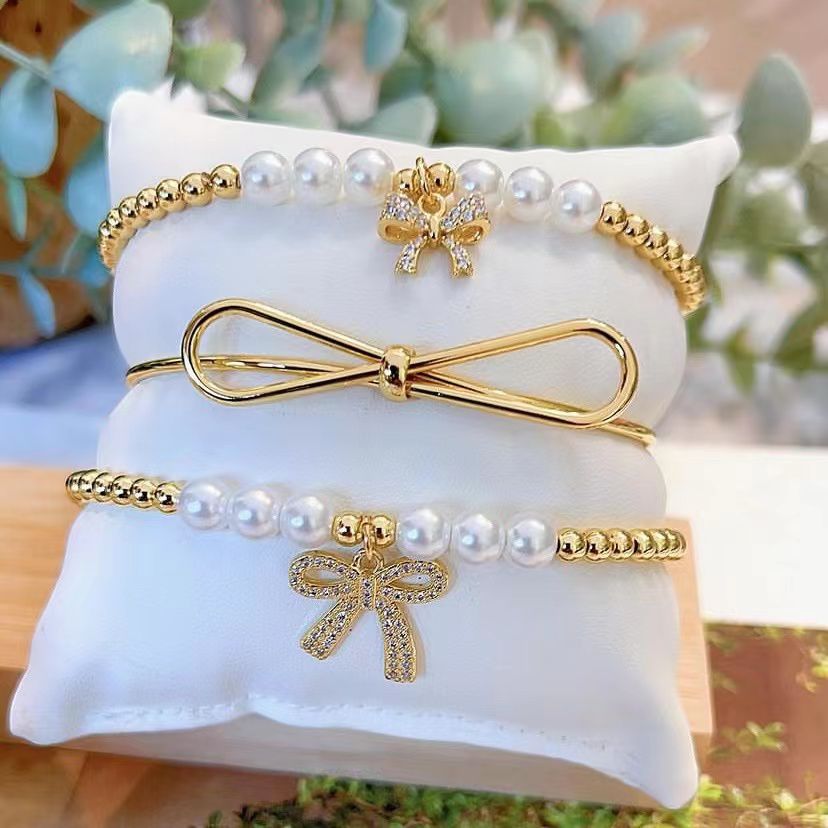 Mid Quartz Bow With Pearls Gold Bracelet