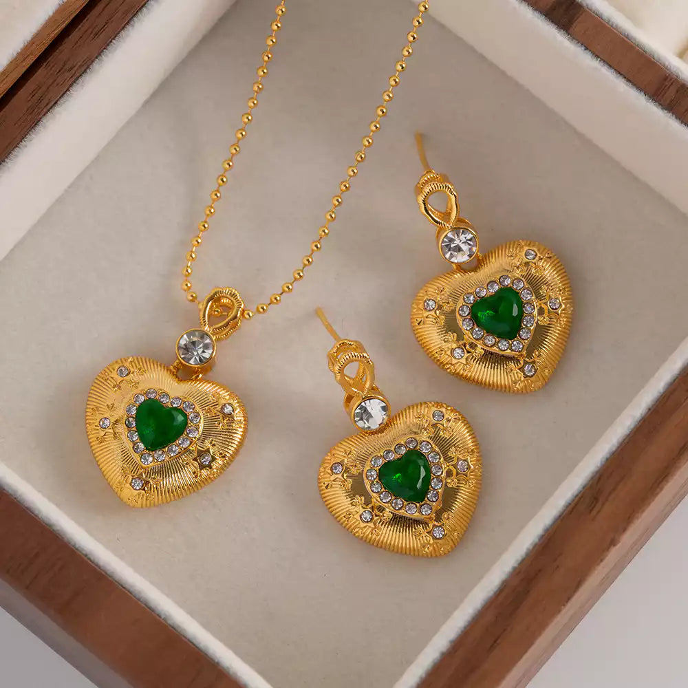 Heart with emerald gold necklace 