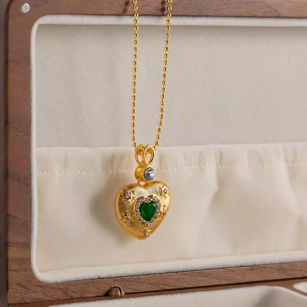 Heart with emerald gold necklace 