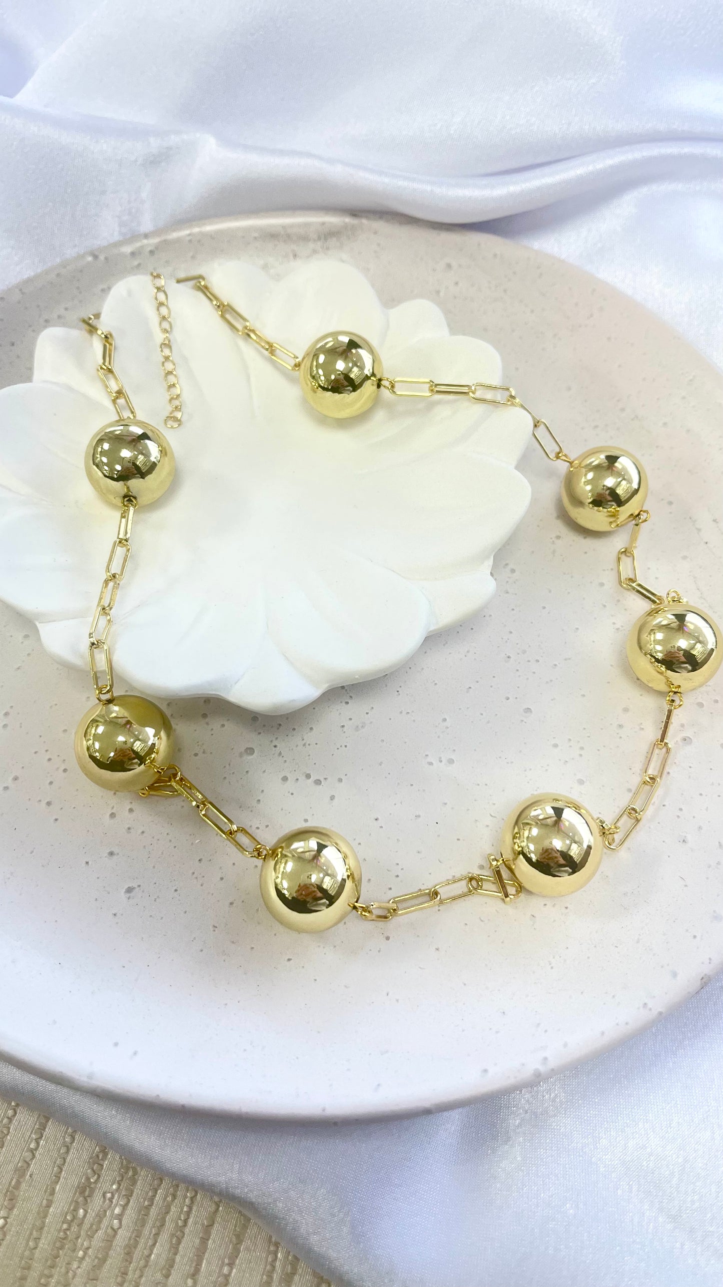 Big Clip Globe Gold Necklace