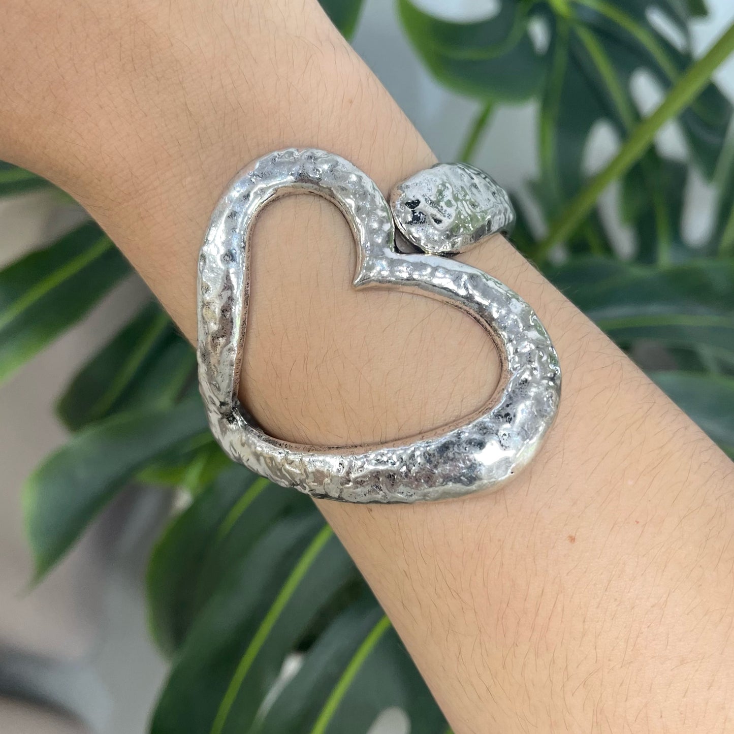 Cuff With heart open silver Matte