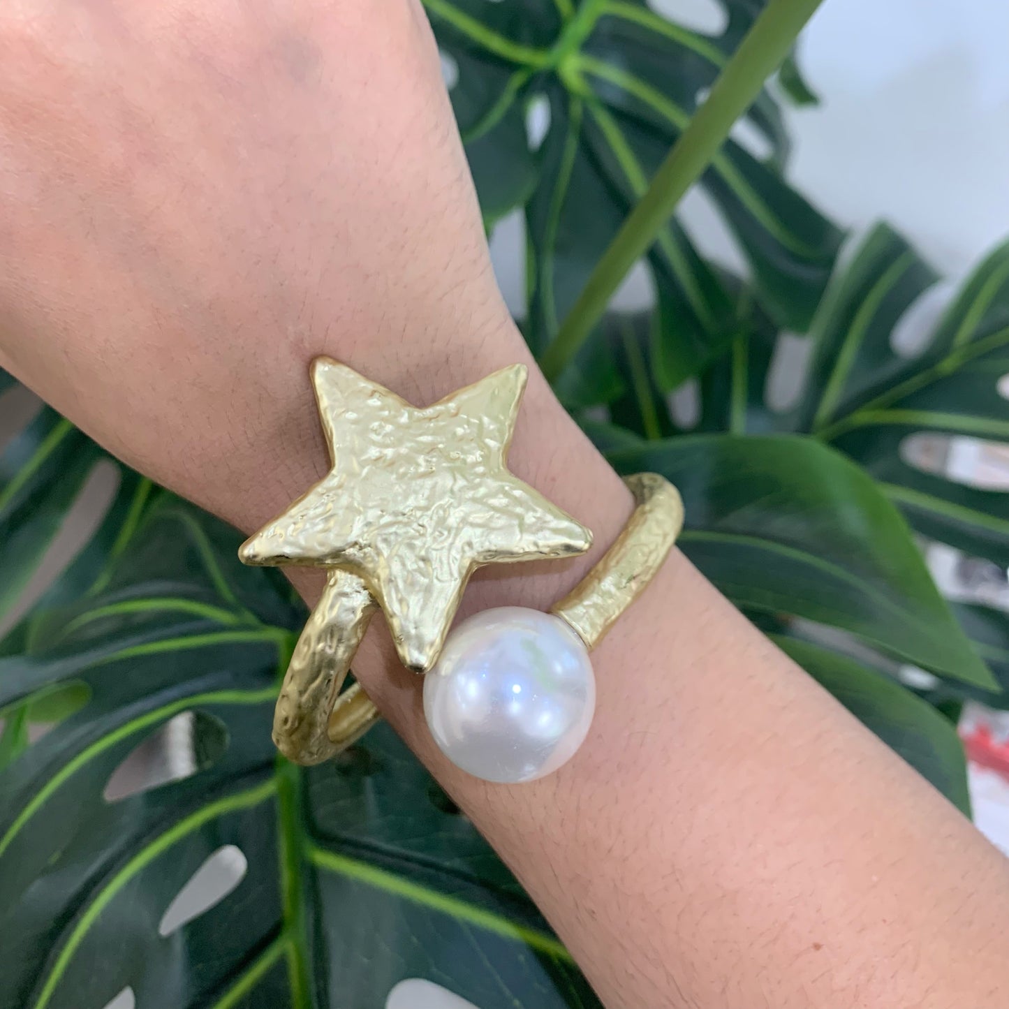 Cuff With Pearl And Big Star Gold