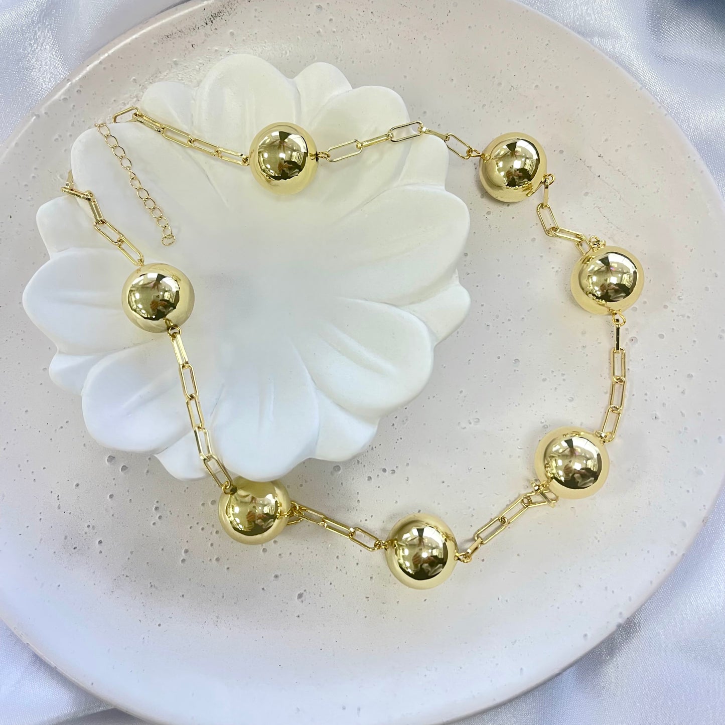 Big Clip Globe Gold Necklace