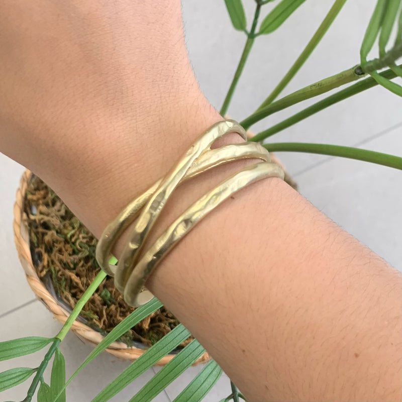 Cuff With Crossed Lines Gold