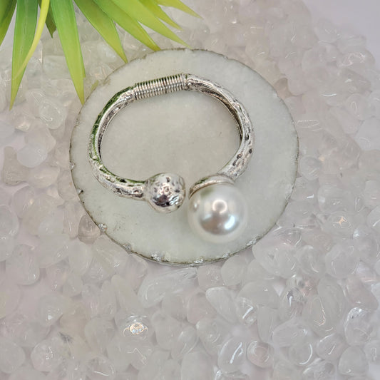 Cuff With One Pearl And One Ball Silver